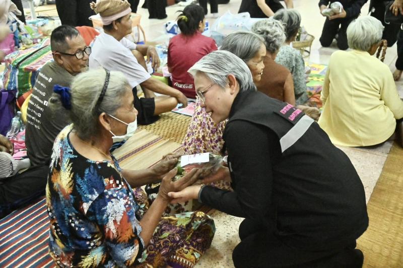 รมว.พม. ลงพื้นที่จ�