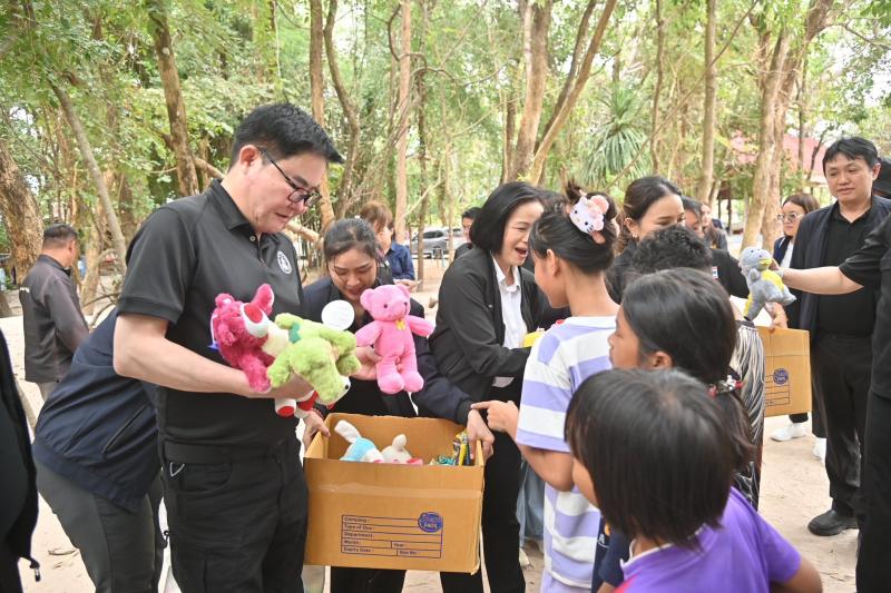 รมว.พม. ลงพื้นที่จ�