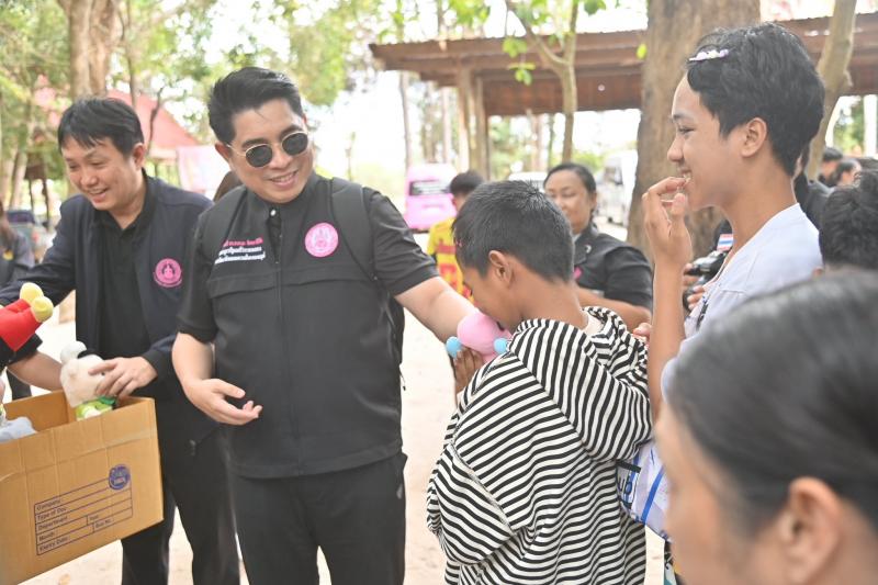 รมว.พม. ลงพื้นที่จ�