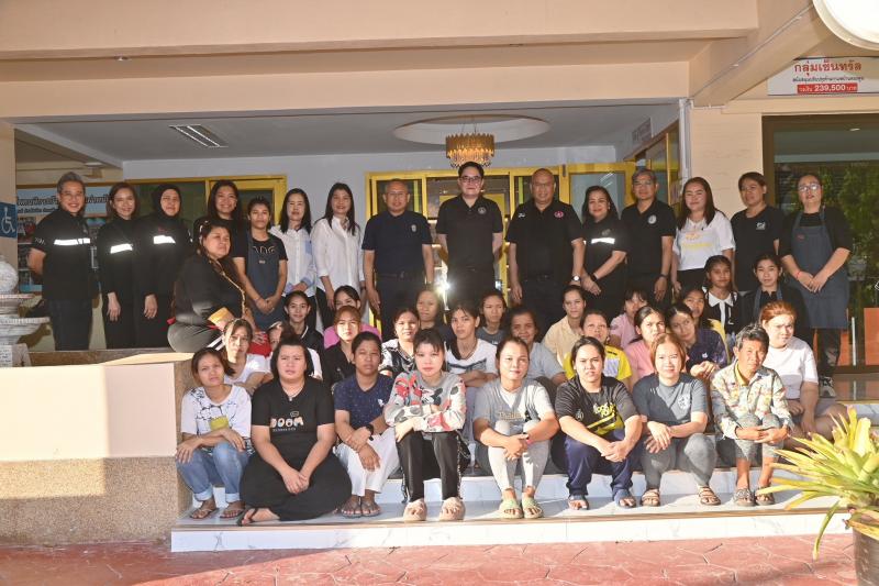 รมว.พม. ลงพื้นที่จ�