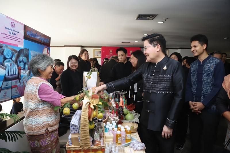 รมว.พม. เป็นประธาน�