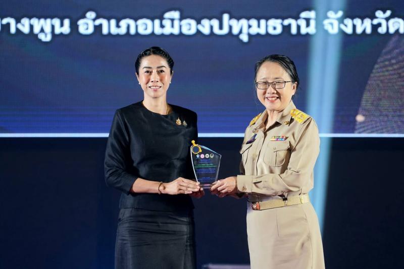 นางสาวนภาพร  เมฆาผ