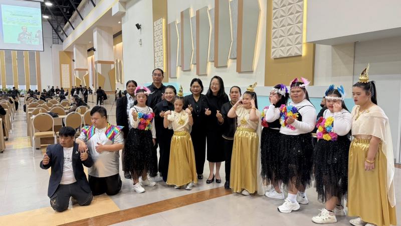 นางสาวนภาพร  เมฆาผ