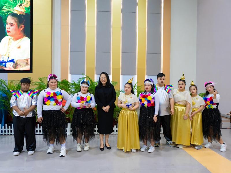 นางสาวนภาพร  เมฆาผ