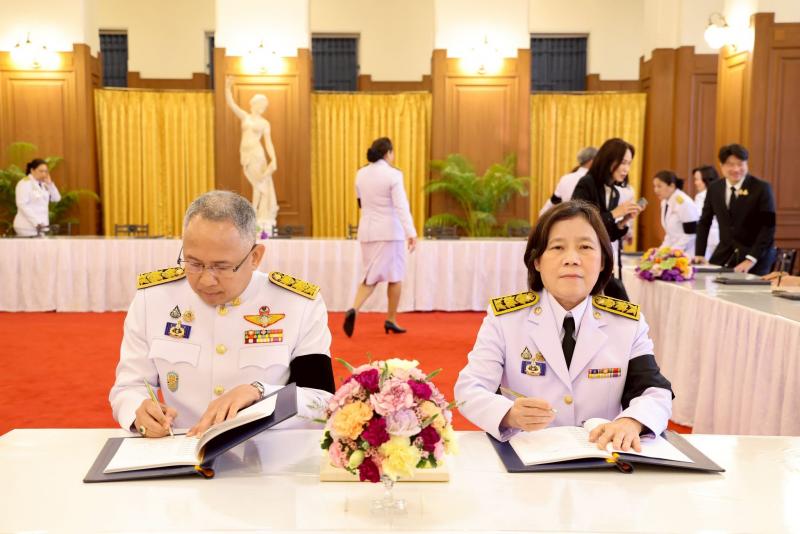 ปลัด พม. พร้อมด้วย �
