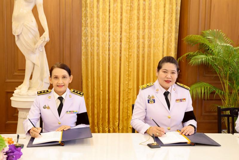 ปลัด พม. พร้อมด้วย �