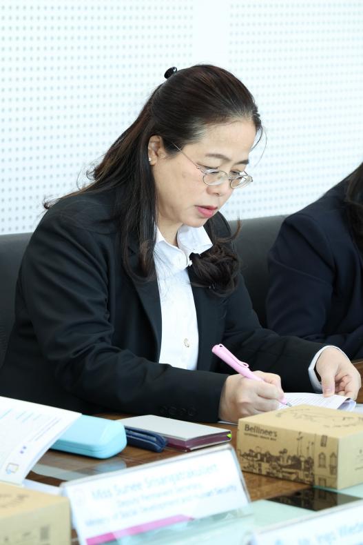 นางสาวสุนีย์ ศรีส�