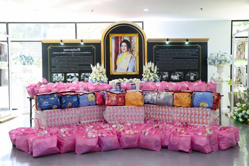 ปลัด พม. มอบของขวั�