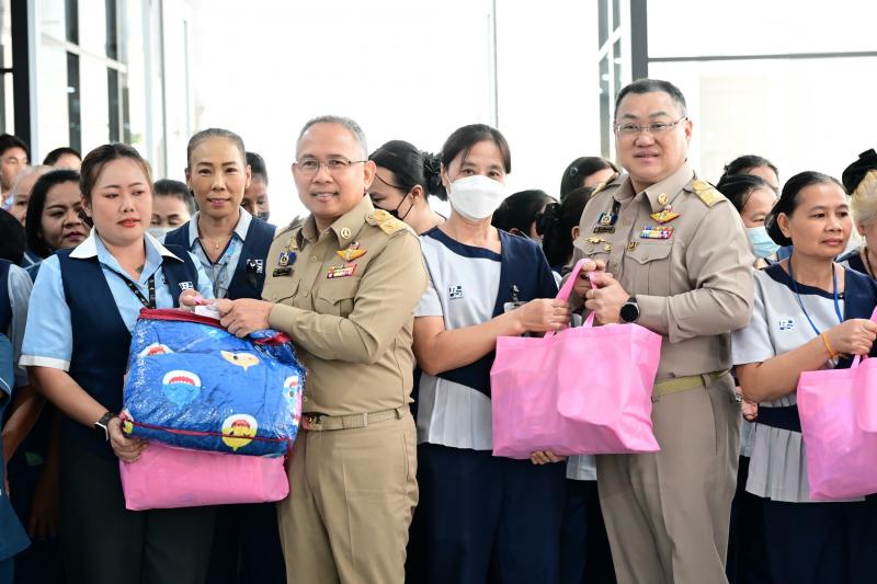 ปลัด พม. มอบของขวั�