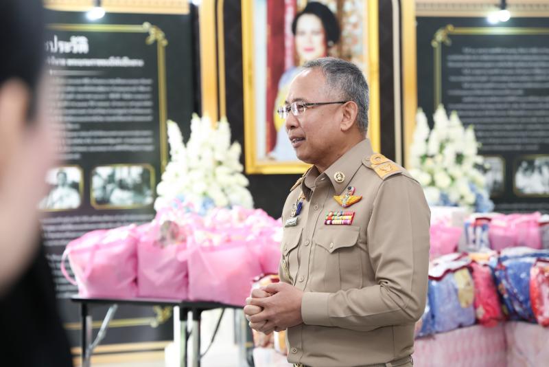 ปลัด พม. มอบของขวั�