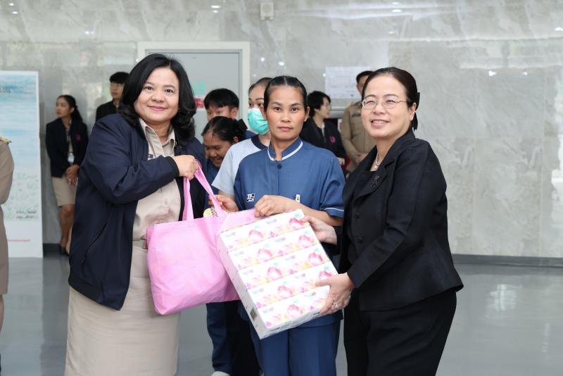 ปลัด พม. มอบของขวั�