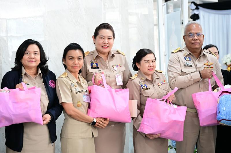 ปลัด พม. มอบของขวั�