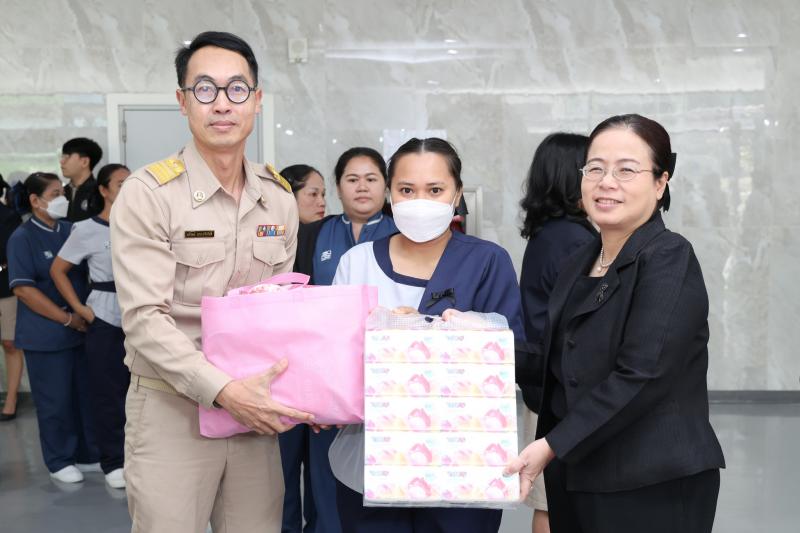 ปลัด พม. มอบของขวั�