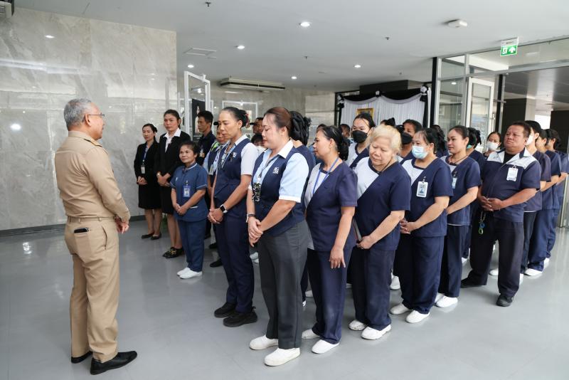 ปลัด พม. มอบของขวั�
