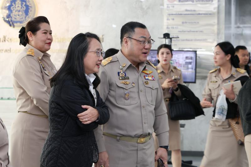 ปลัด พม. มอบของขวั�