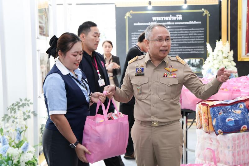 ปลัด พม. มอบของขวั�