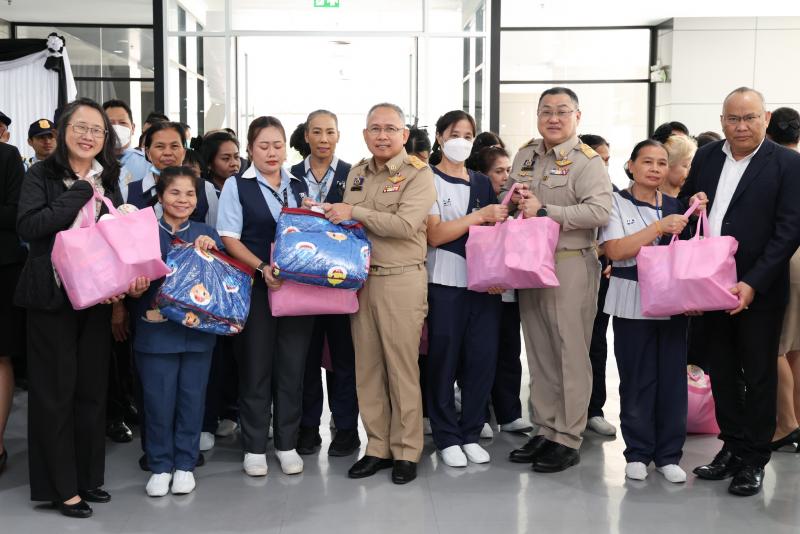 ปลัด พม. มอบของขวั�