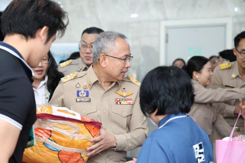ปลัด พม. มอบของขวั�