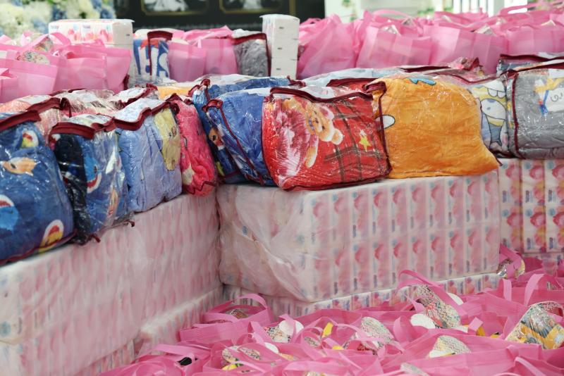 ปลัด พม. มอบของขวั�