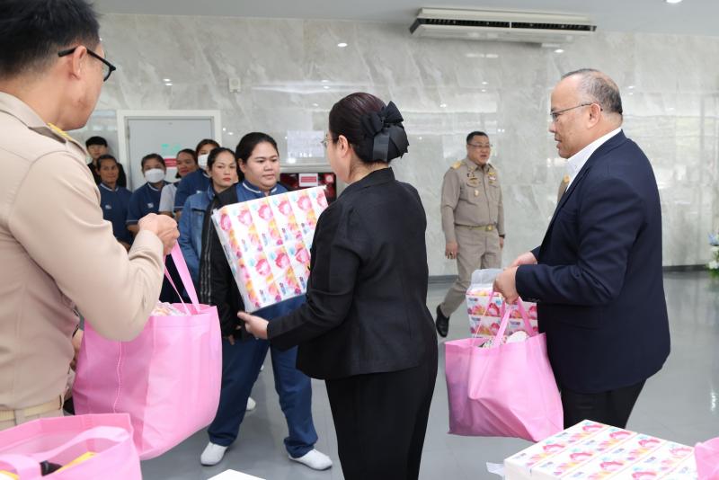ปลัด พม. มอบของขวั�