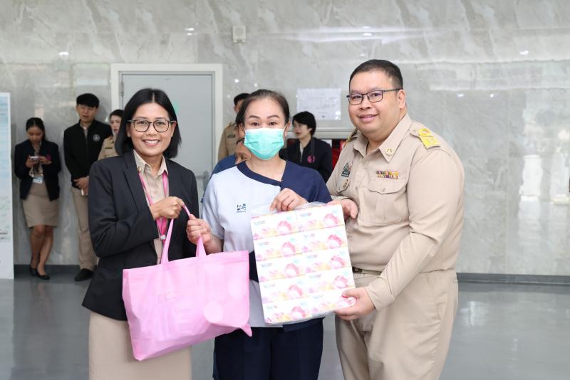 ปลัด พม. มอบของขวั�
