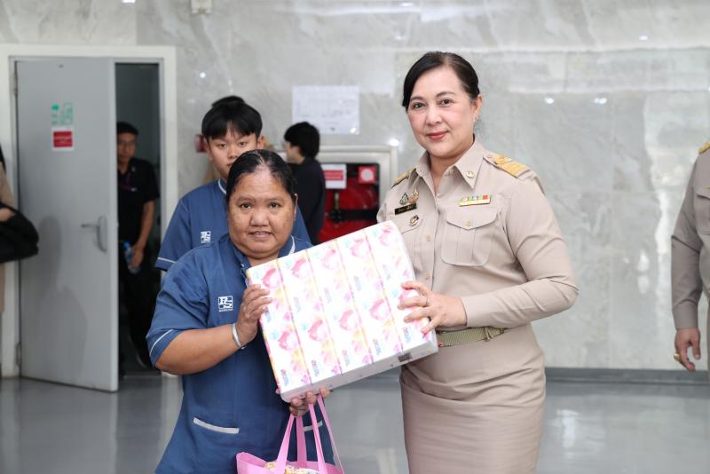 ปลัด พม. มอบของขวั�