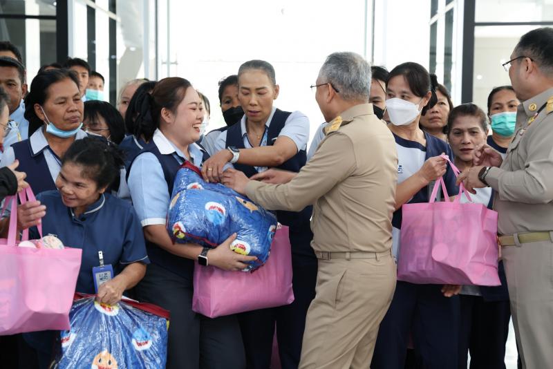 ปลัด พม. มอบของขวั�