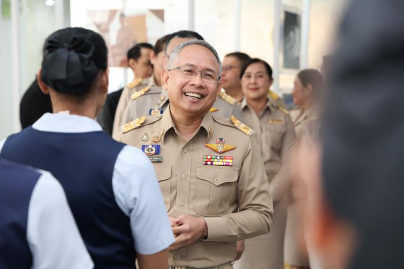ปลัด พม. มอบของขวั�