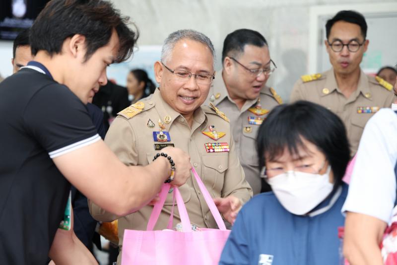ปลัด พม. มอบของขวั�