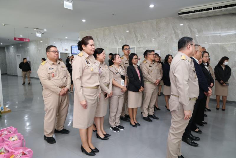 ปลัด พม. มอบของขวั�