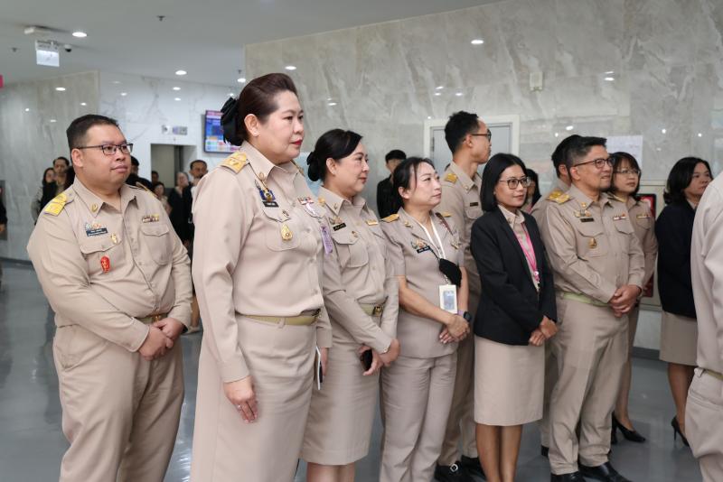 ปลัด พม. มอบของขวั�