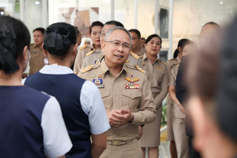 ปลัด พม. มอบของขวั�