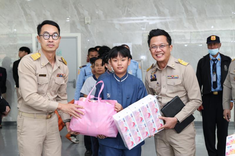 ปลัด พม. มอบของขวั�