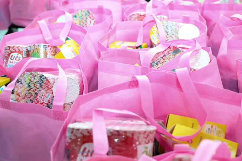 ปลัด พม. มอบของขวั�
