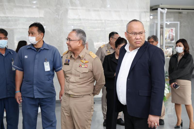 ปลัด พม. มอบของขวั�