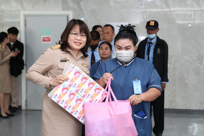 ปลัด พม. มอบของขวั�