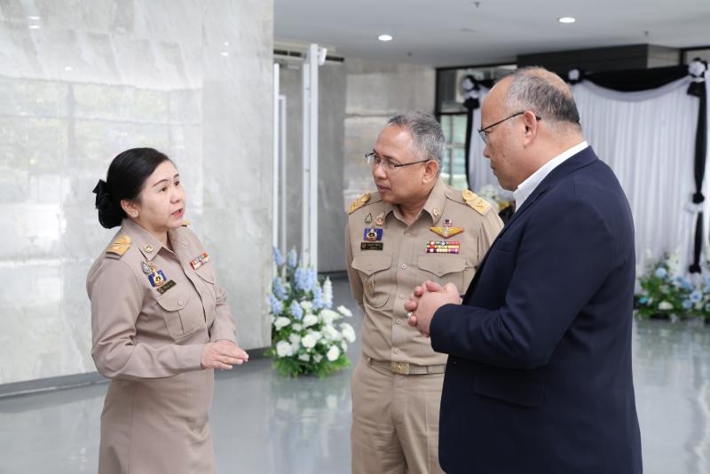 ปลัด พม. มอบของขวั�