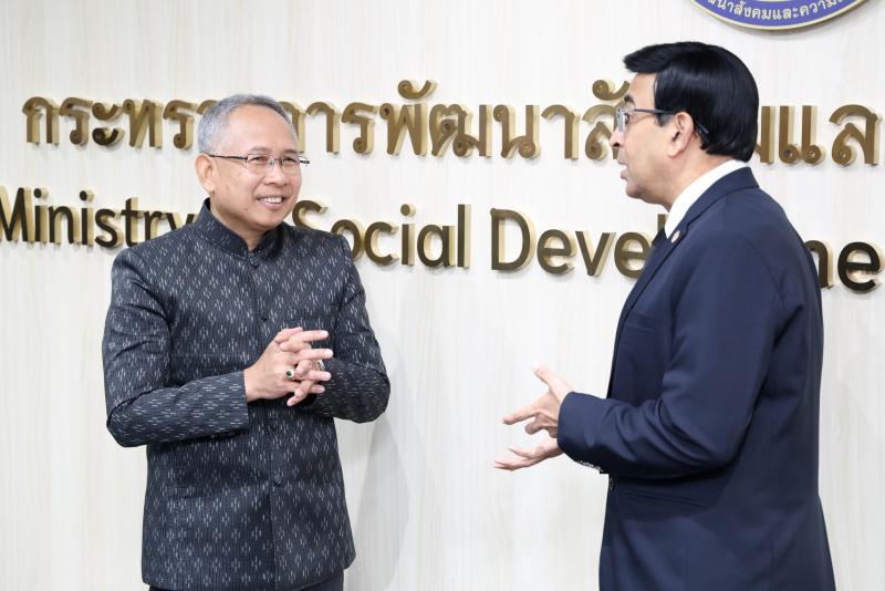 ปลัด พม. ให้ รศ.นพ.ส�