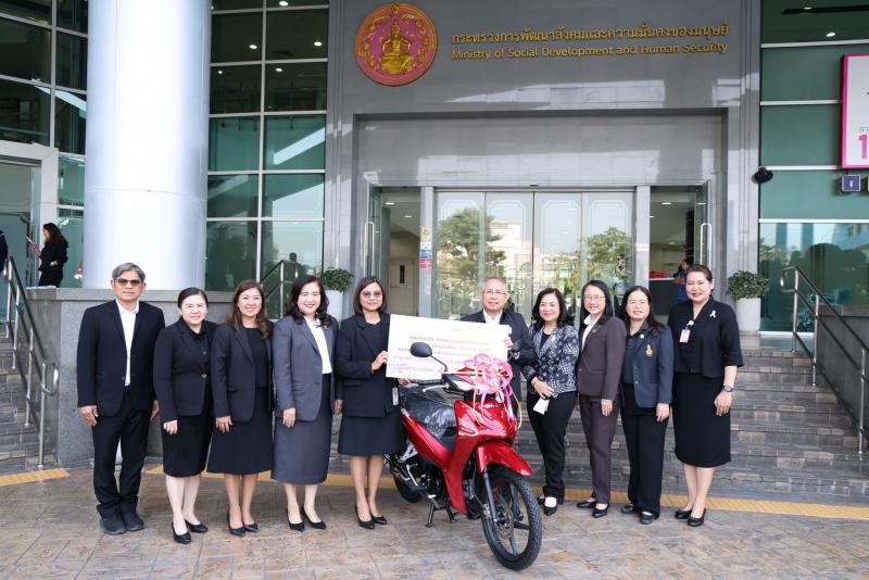 ปลัด พม. ร่วมมอบรา�