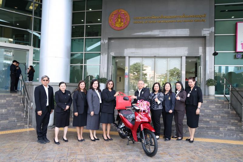 ปลัด พม. ร่วมมอบรา�