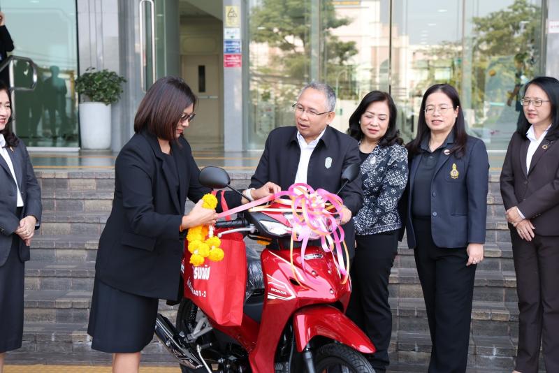 ปลัด พม. ร่วมมอบรา�