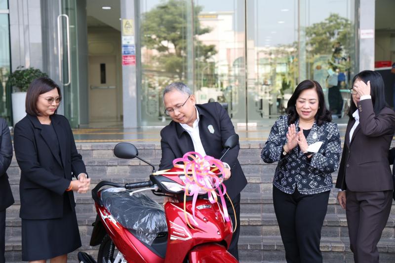 ปลัด พม. ร่วมมอบรา�