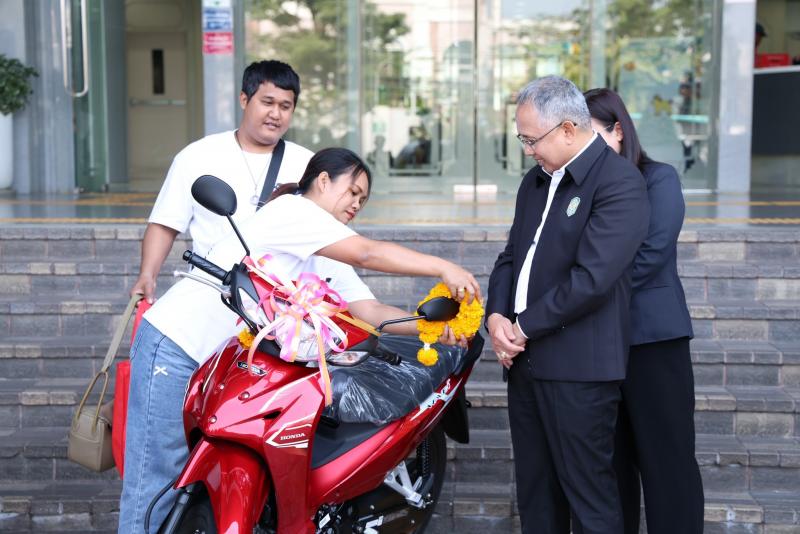 ปลัด พม. ร่วมมอบรา�
