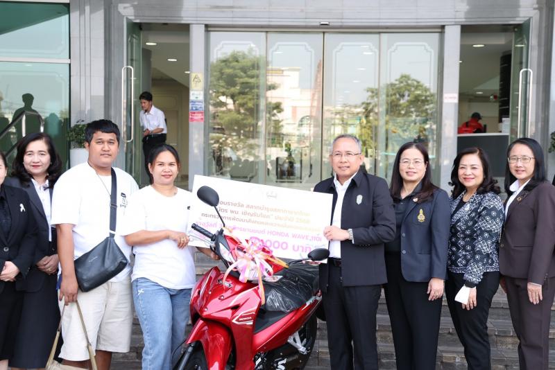 ปลัด พม. ร่วมมอบรา�