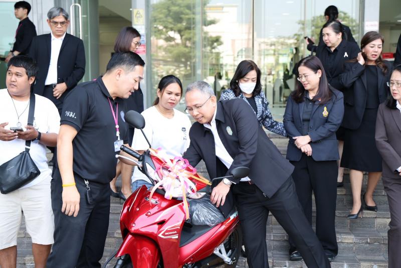 ปลัด พม. ร่วมมอบรา�