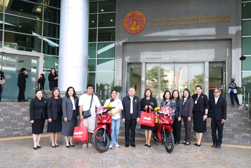 ปลัด พม. ร่วมมอบรา�