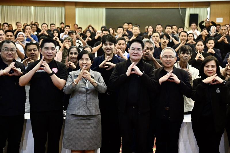 รมว.พม. พบปะให้กำล�