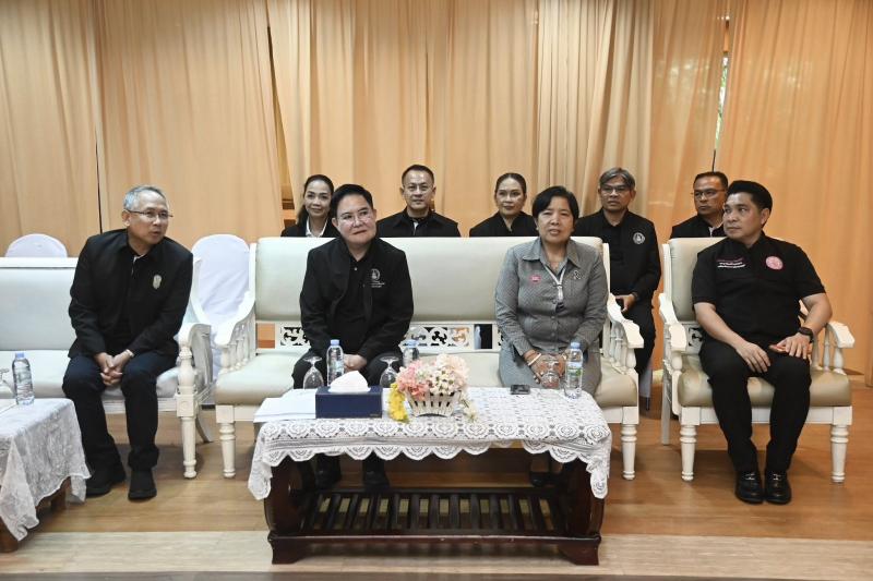 รมว.พม. พบปะให้กำล�