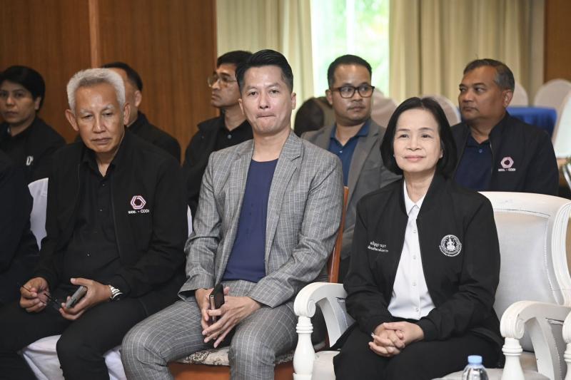 รมว.พม. พบปะให้กำล�