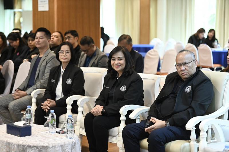 รมว.พม. พบปะให้กำล�